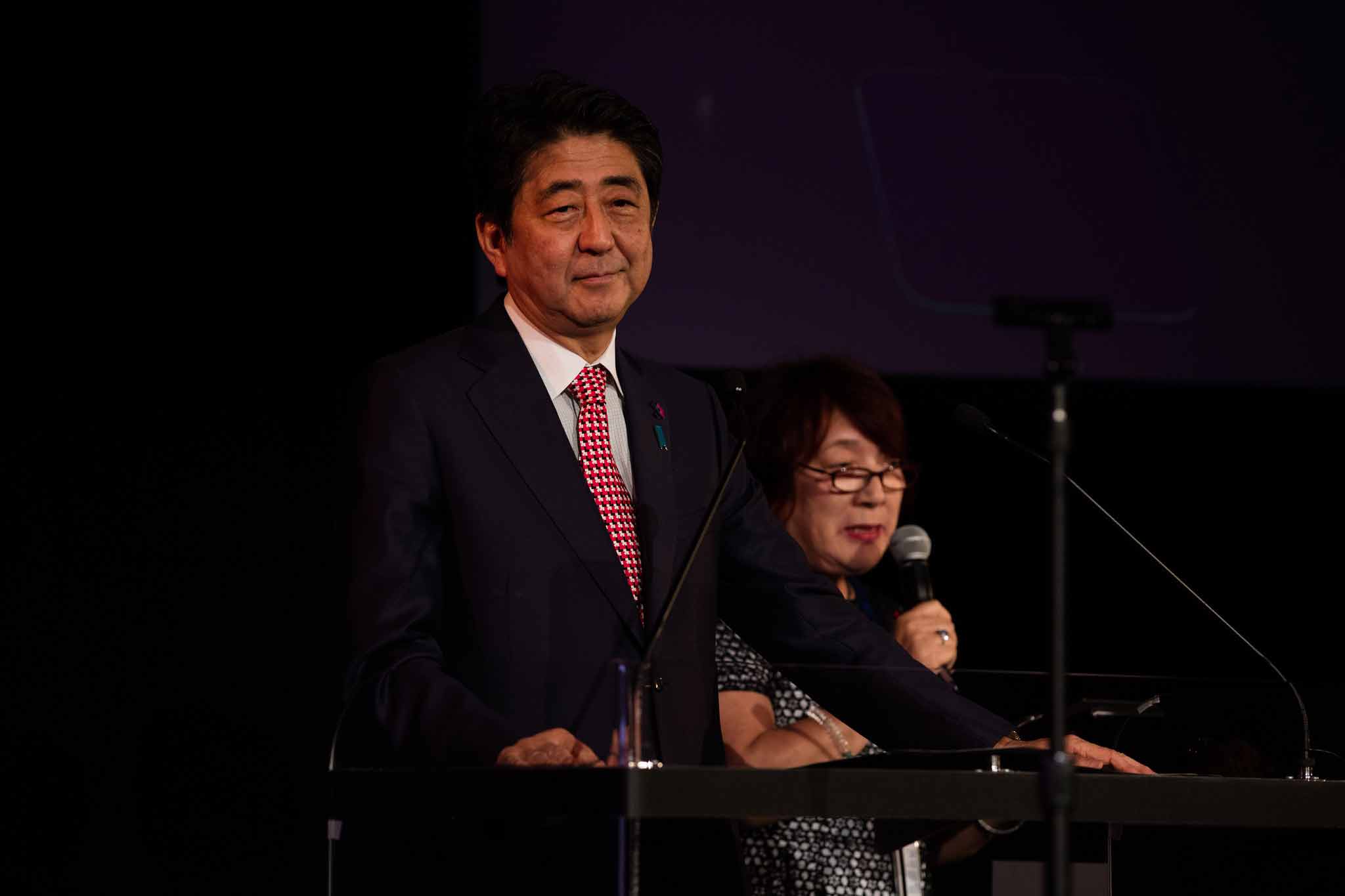 日本首相安倍晋三在heforshe两周年活动上呼吁 建立新世界 Heforshe